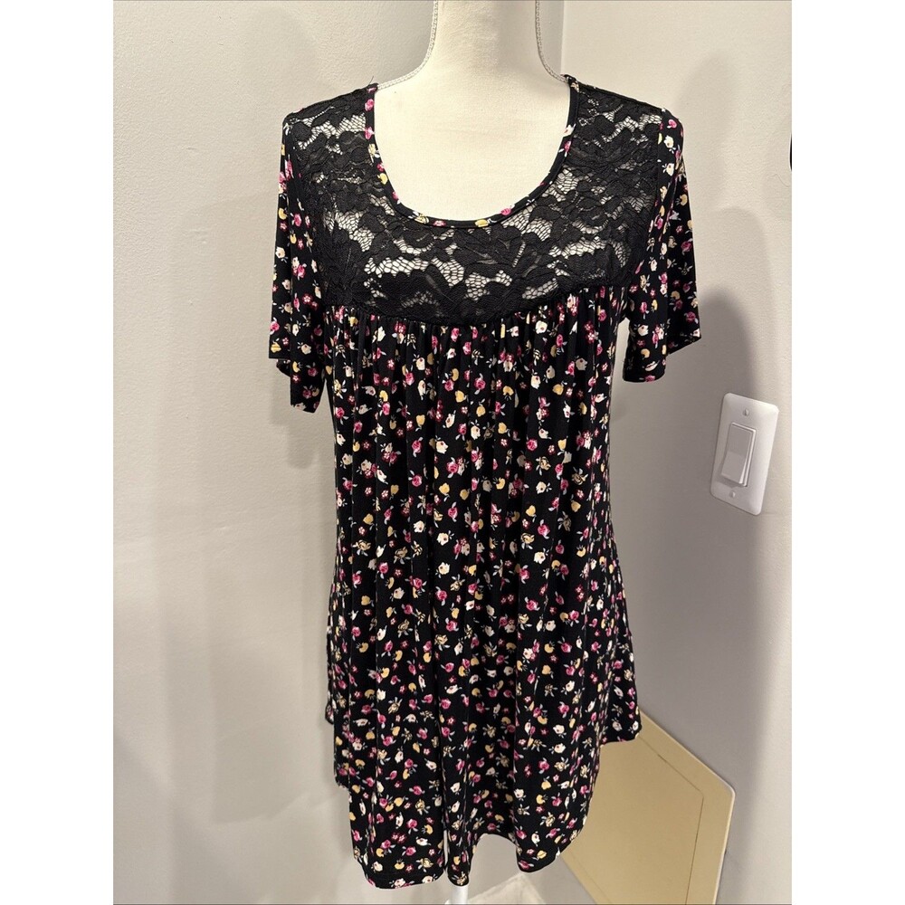 BISHUIGE Short Sleeve Top Size Large Black Floral  Lace Detail Round Neck NWT